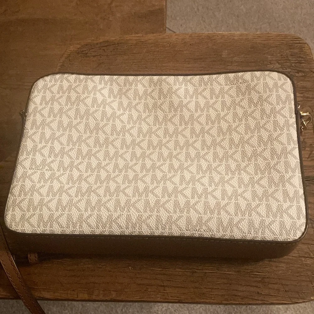 Michael Kors Jet Set Crossbody Bag Like New!